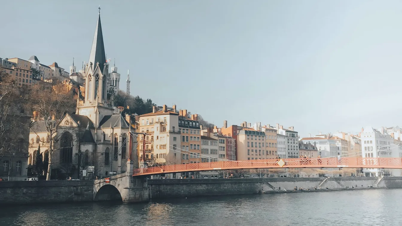 Les quais de Saône à Lyon, l'église Saint-Georges et sa passerelle dans la lumière du soir.